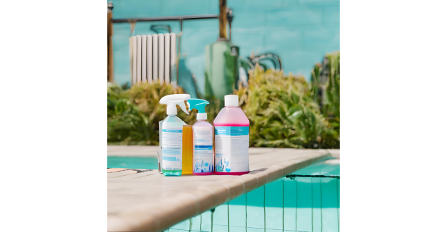 Chemické čištění vody bazénu: Jak udržet vodu křišťálově čistou